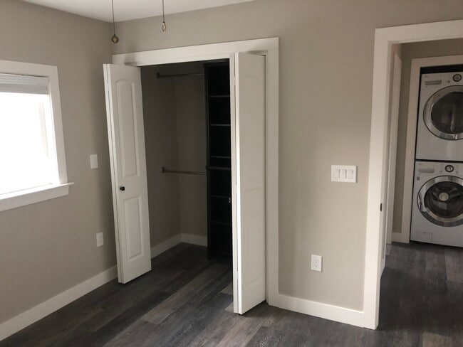 Building Photo - 541 Pamlar Ave