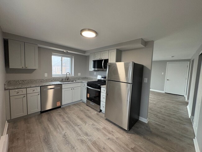 Building Photo - Completely remodeled 2 Bedroom Apartment in Bellevue with private Balcony!