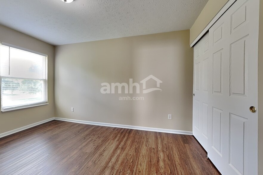 Building Photo - 700 Thornton Dr