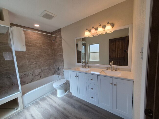 Building Photo - 4018 Sunrise Cove Dr