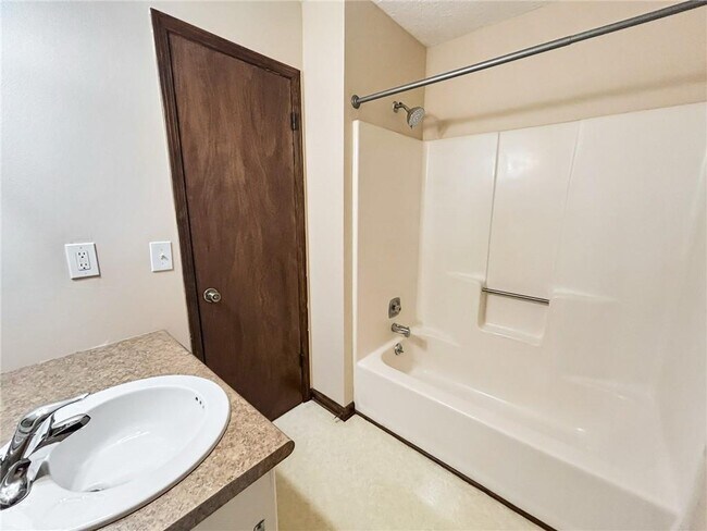 Building Photo - 2491 Annandale Dr