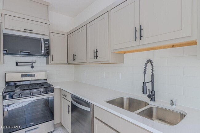 Building Photo - 500 E San Antonio Ave