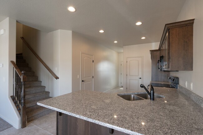 Building Photo - Comfortable Townhome Living with Pool Access