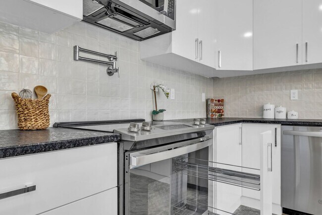 Building Photo - Modern + Classic Feel in the Heart of Downtown Chattanooga | 4 beds, 2.5 baths!