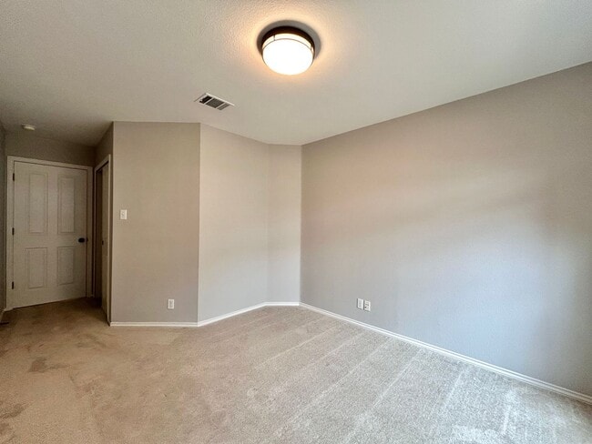 Building Photo - Move-In Ready 3/BR 2/BA Home Featuring Fireplace, Garage & Private Yard