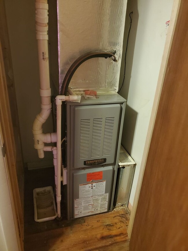 Building Photo - 3 Bed 1 Bath, Washer Dryer Hookup , Fenced in yard $1300 , $2800 to move in