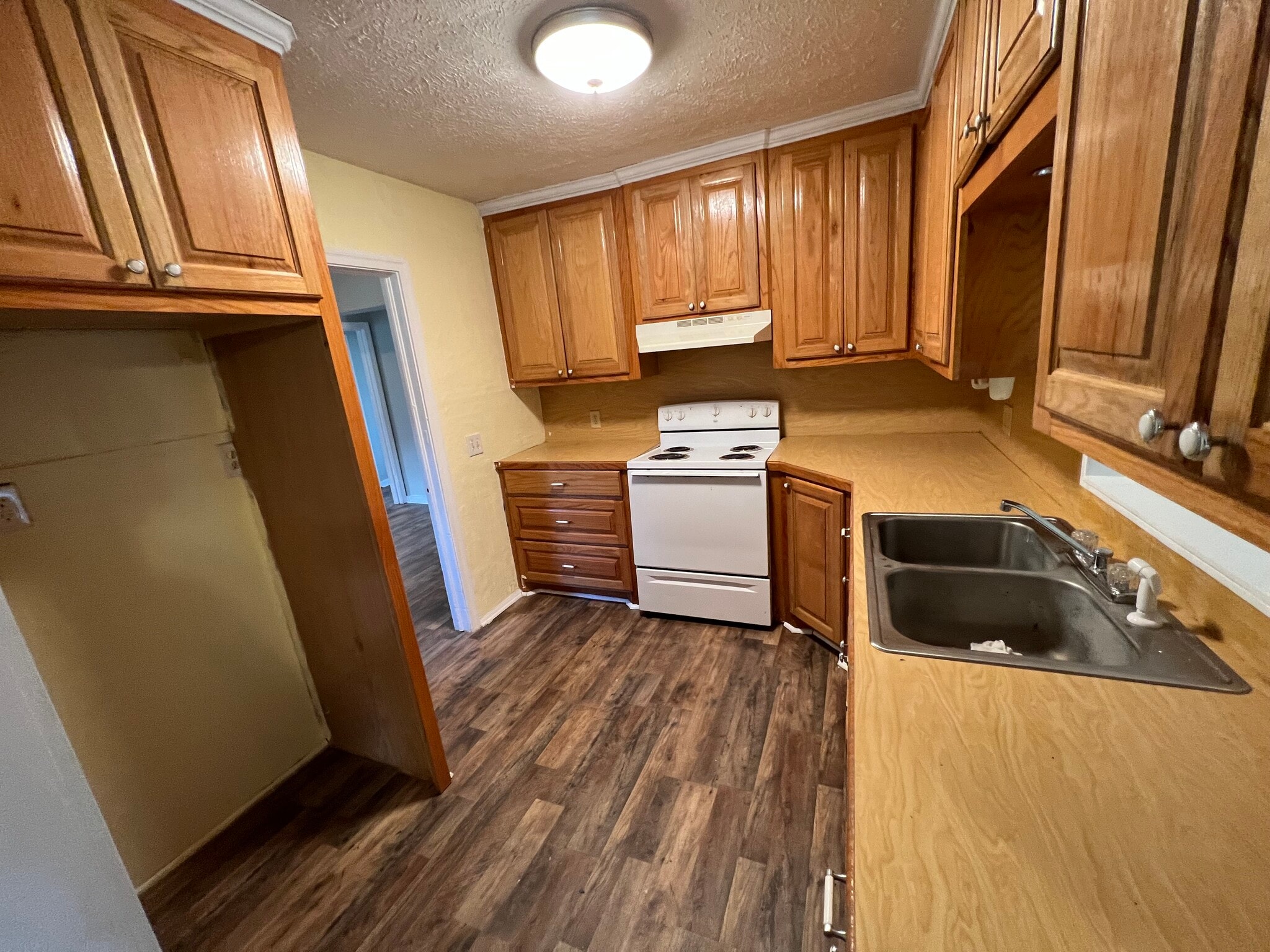 Kitchen - 519 Lakeview Ave