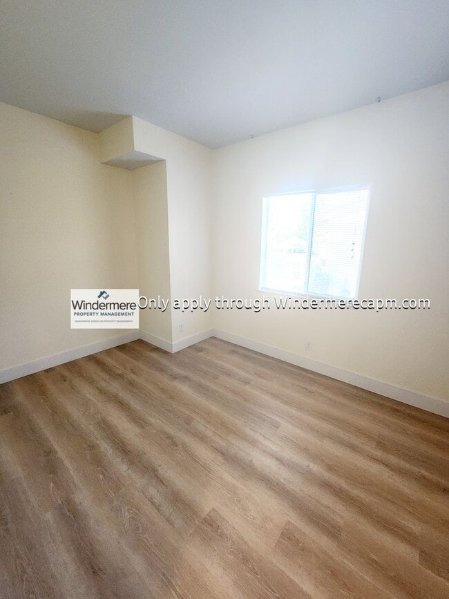 Building Photo - Bright 3 bedroom, 2 bath in Gated Communit...