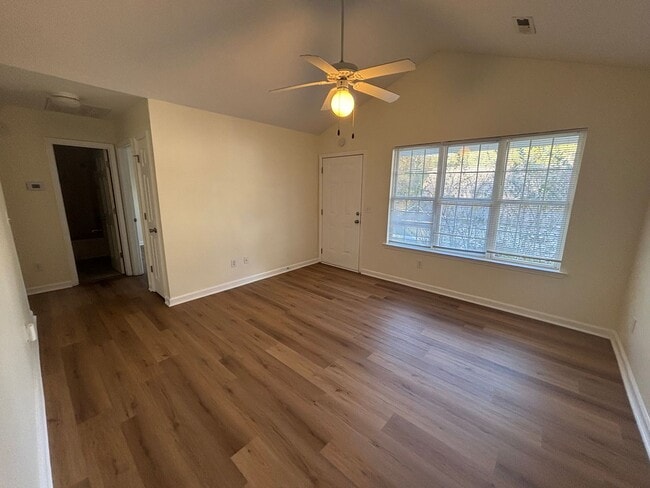 Building Photo - 3 Bed 3 Bath Garage Apartment Home