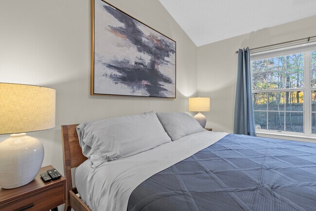 Building Photo - Furnished Rental Modern and clean