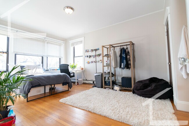 Building Photo - 215 Saint Paul St