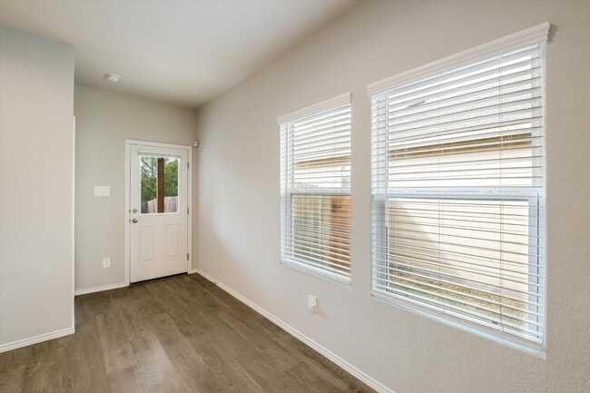 Building Photo - Well-Maintained Home with Modern Conveniences