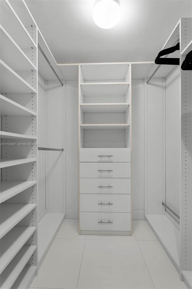 Building Photo - 495 Brickell Ave