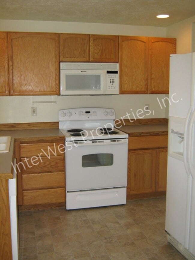 Building Photo - *1ST MONTH'S RENT FREE PROMO* Ranch Style 3 Bedroom Gresham Home with 2 Car Garage, Gas Fireplace...