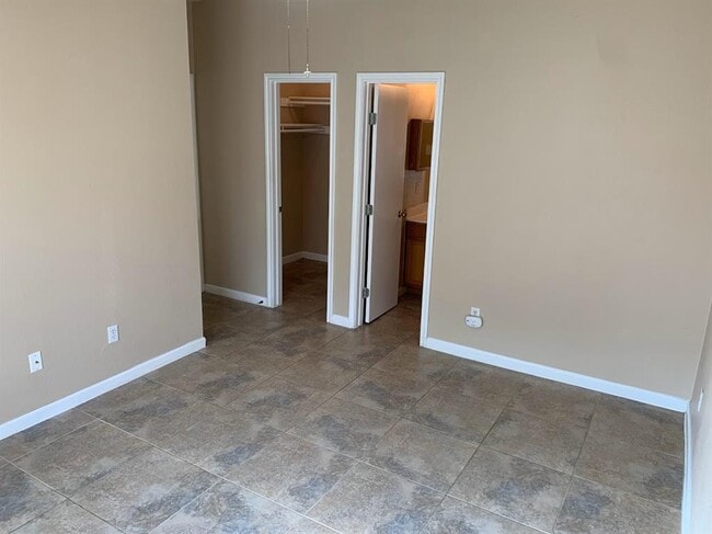 Building Photo - 2866 Southampton Way