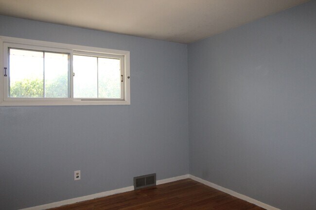 Building Photo - 3123 W Bismark Ave