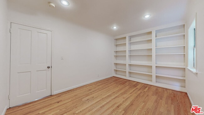 Building Photo - 1107 S Bundy Dr