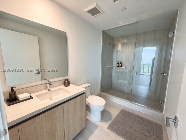 Building Photo - 2411 Laguna Cir