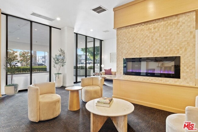 Building Photo - 7135 Hollywood Blvd