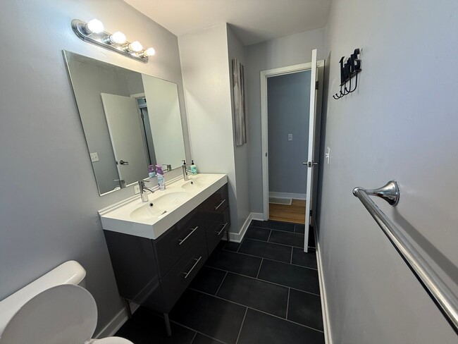 Building Photo - Bi-Level House for Rent in Ellettsville, IN