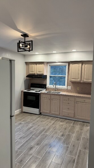 Building Photo - 137-139 E High St