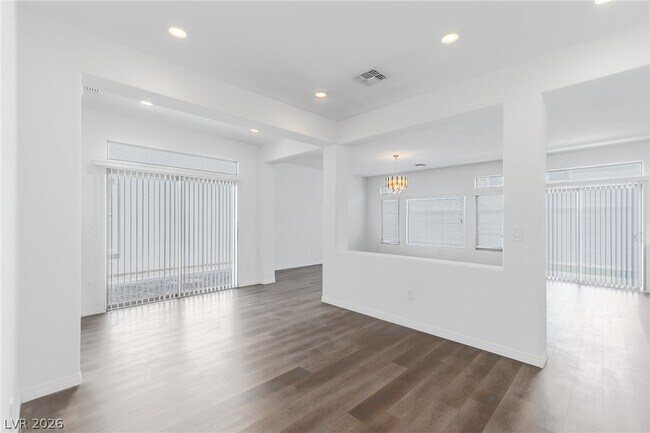 Building Photo - 638 Great River Ave