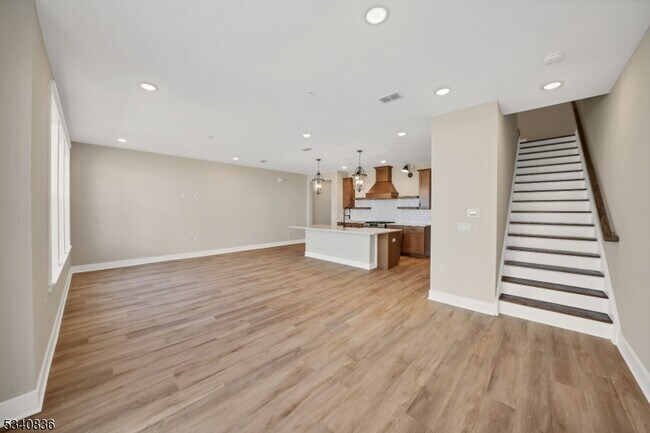 Building Photo - 105 Iris Ct