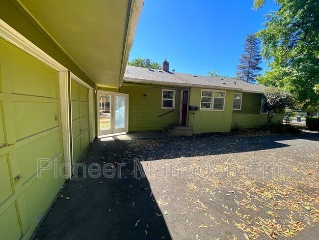 Building Photo - 375 Cherry Dr