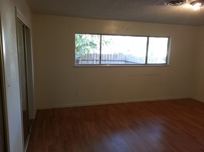 Master Bedroom - 621 E Yorkshire Dr