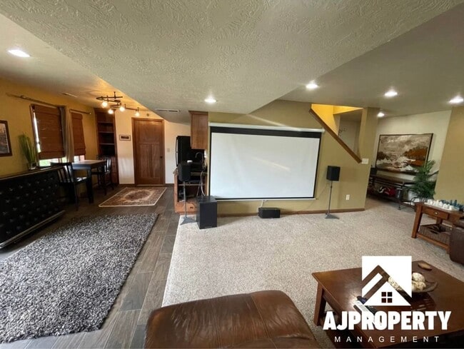 Building Photo - 3105 S Dawley Cir