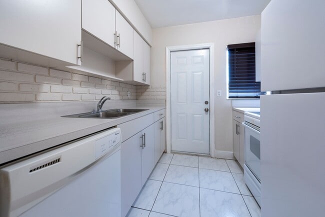 Building Photo - Large home with spacious patio and washer ...