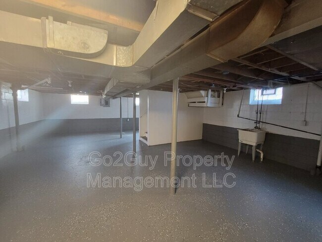 Building Photo - 9920 Warwick St