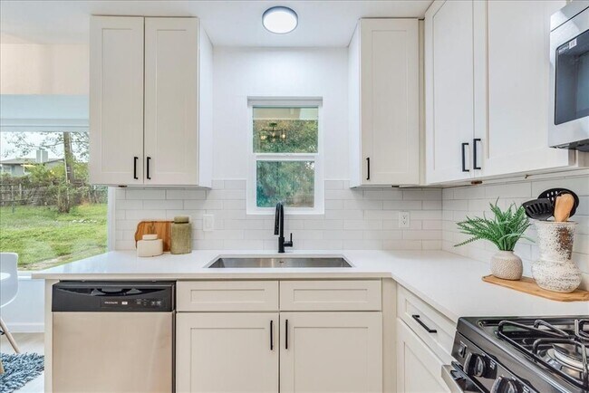 Building Photo - 9606 Dallum Dr