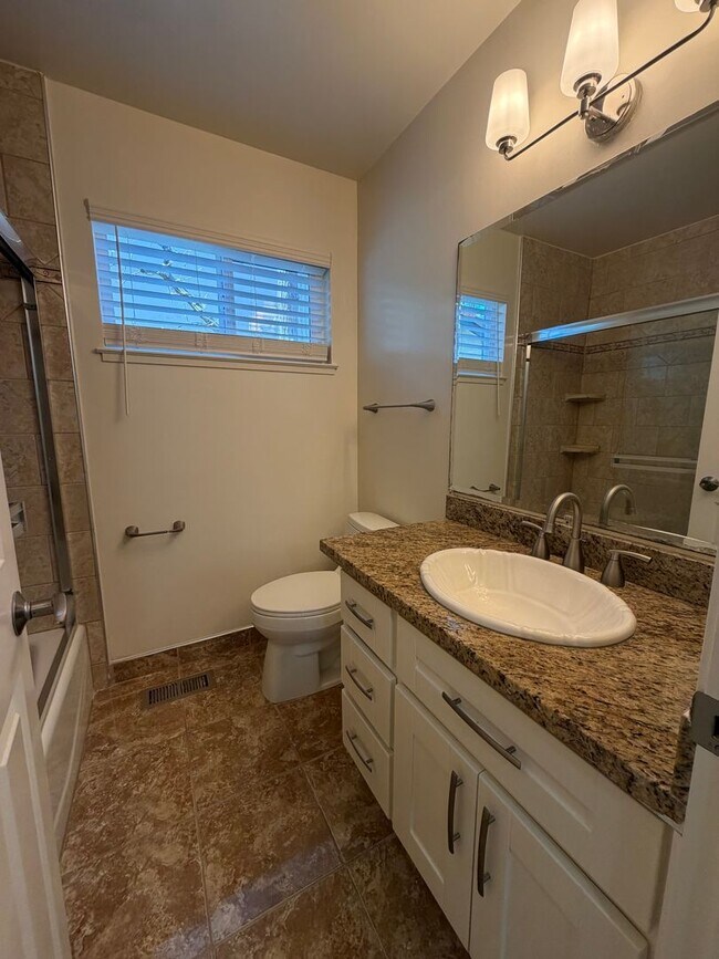 Building Photo - Newly Updated 3 Bedroom 2 Bath!