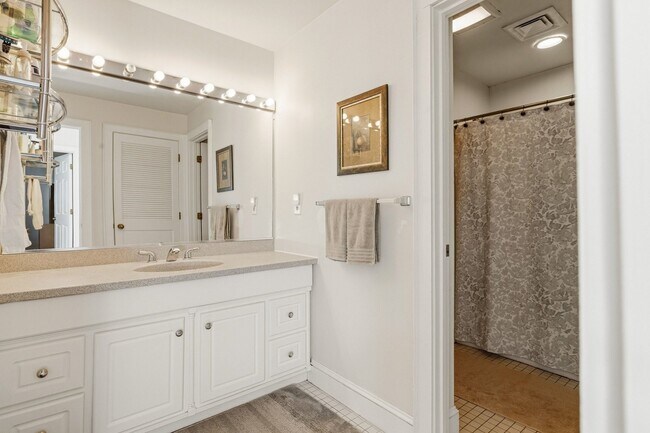 Building Photo - 48 Kent St