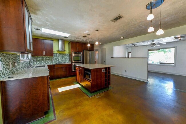 Building Photo - 2014 Woodvine Dr