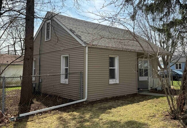 Building Photo - 2824 School St