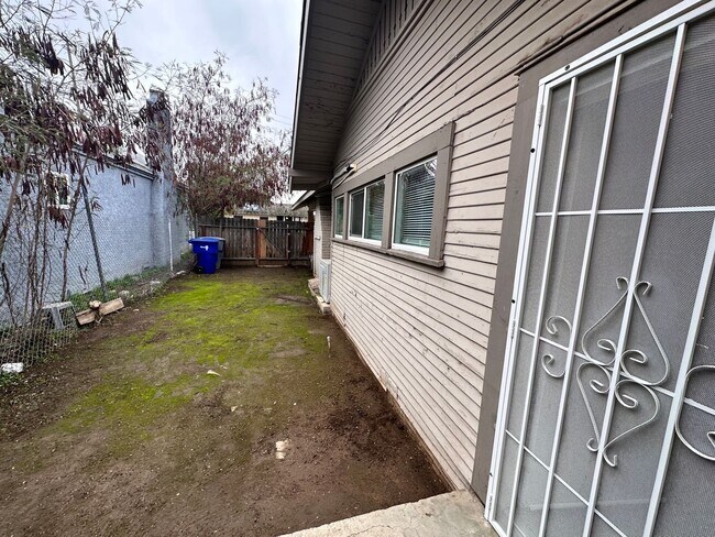 Building Photo - 2901 E Olive Ave