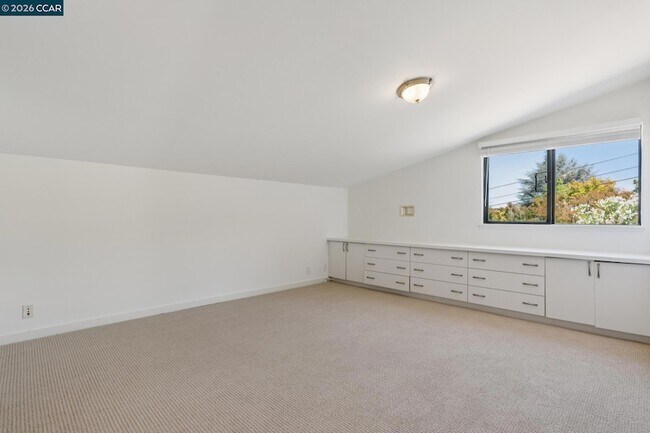 Building Photo - 660 La Casa Via