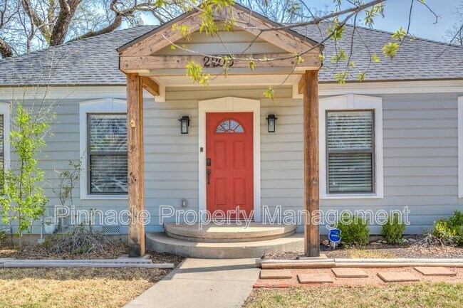 Building Photo - 2205 Live Oak St