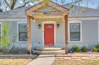 Building Photo - 2205 Live Oak St