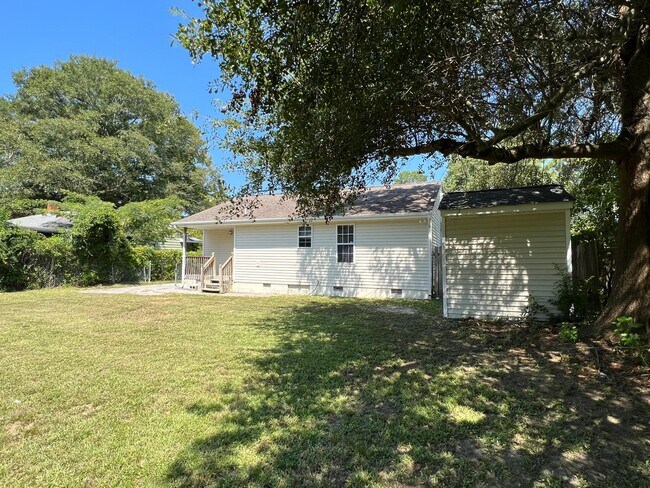 Building Photo - BEAUTIFUL 2 BEDROOM SINGLE FAMILY HOUSE