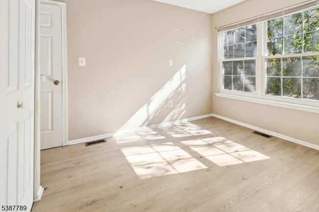Building Photo - 10 Brookline Ct