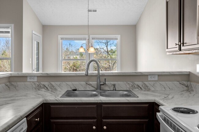 Building Photo - Freshly Remodeled 3rd Floor Apartment