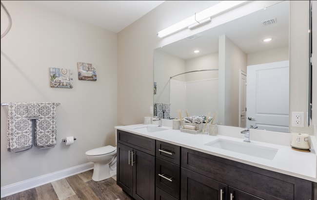 Building Photo - Luxury 1- & 2-Bedroom Apartments in Paramu...