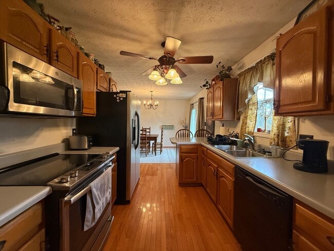 Building Photo - 3 Bedroom 2 Bathroom Fully Furnished Home ...