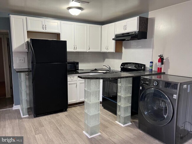 Building Photo - 515 W Girard Ave