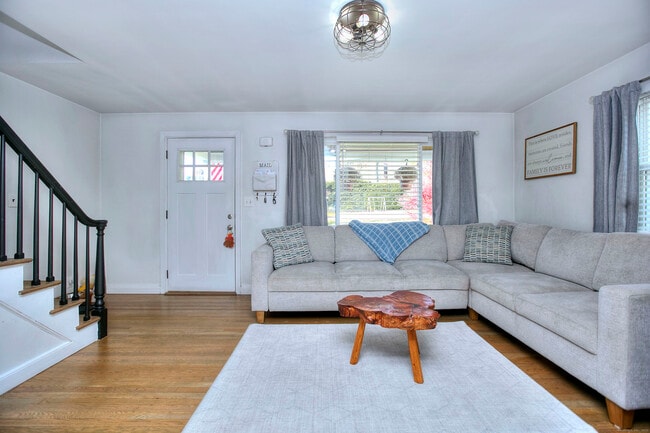 Building Photo - 545 Old Stratfield Rd