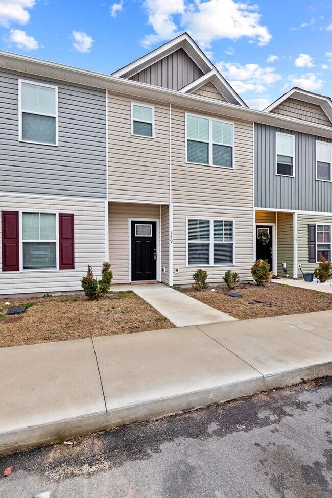 Building Photo - 50% off the first months rent if a lease is signed by 1/15