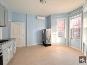 Building Photo - Lovely 1 BR 1BA w bay windows, 1 block fro...